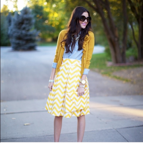 💕SALE💕 Corilynn Pleated Yellow Chevron Skirt - Picture 4 of 8